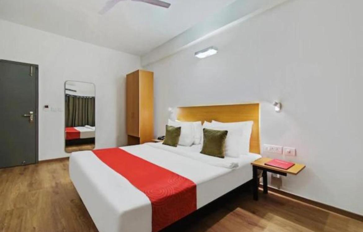 Hotel Solitaire Tower - Top Rated Area- In House Parking Vrindāvan Exterior photo