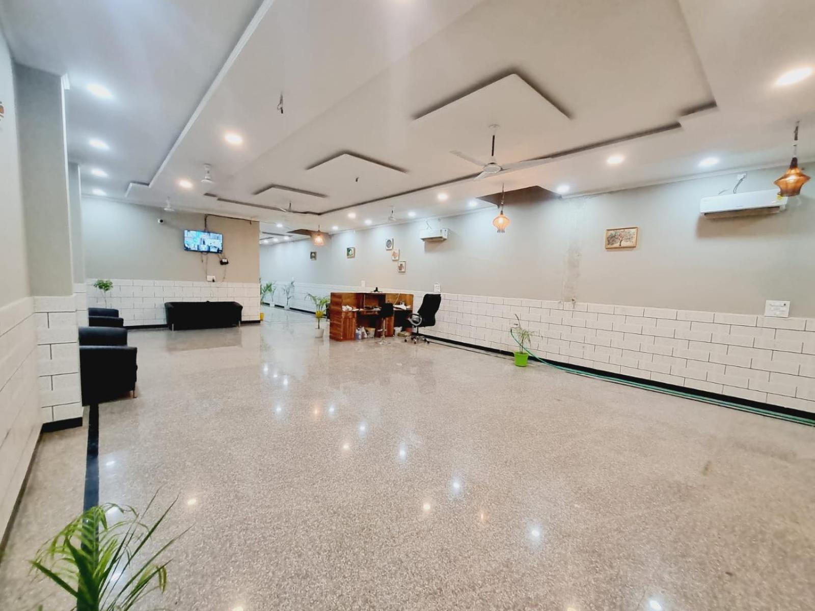 Hotel Solitaire Tower - Top Rated Area- In House Parking Vrindāvan Exterior photo